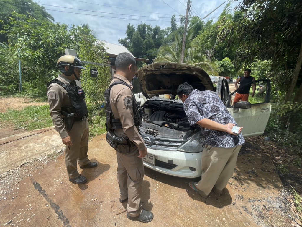 พงส. ออก เหตุเพลิงไหม้ จึงได้เข้าตรวจสอบที่เกิดเหตุ เพลิงลุกไหม้รถยนต์ บริเวณซอยวัดบ้านนาเวียง บ้านนหนองฟ้าแลบ